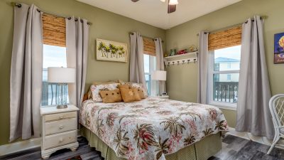 SW Oceanfront Queen Bedroom