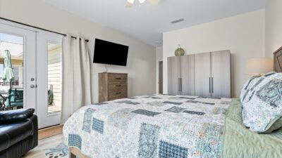 See View Haven NE King Suite with TV and Deck Access