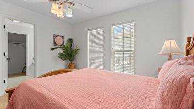 Treasure Island SE Queen Suite with Private Bathroom